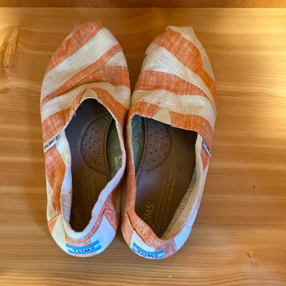Toms in summer colours.  like new. Size 6